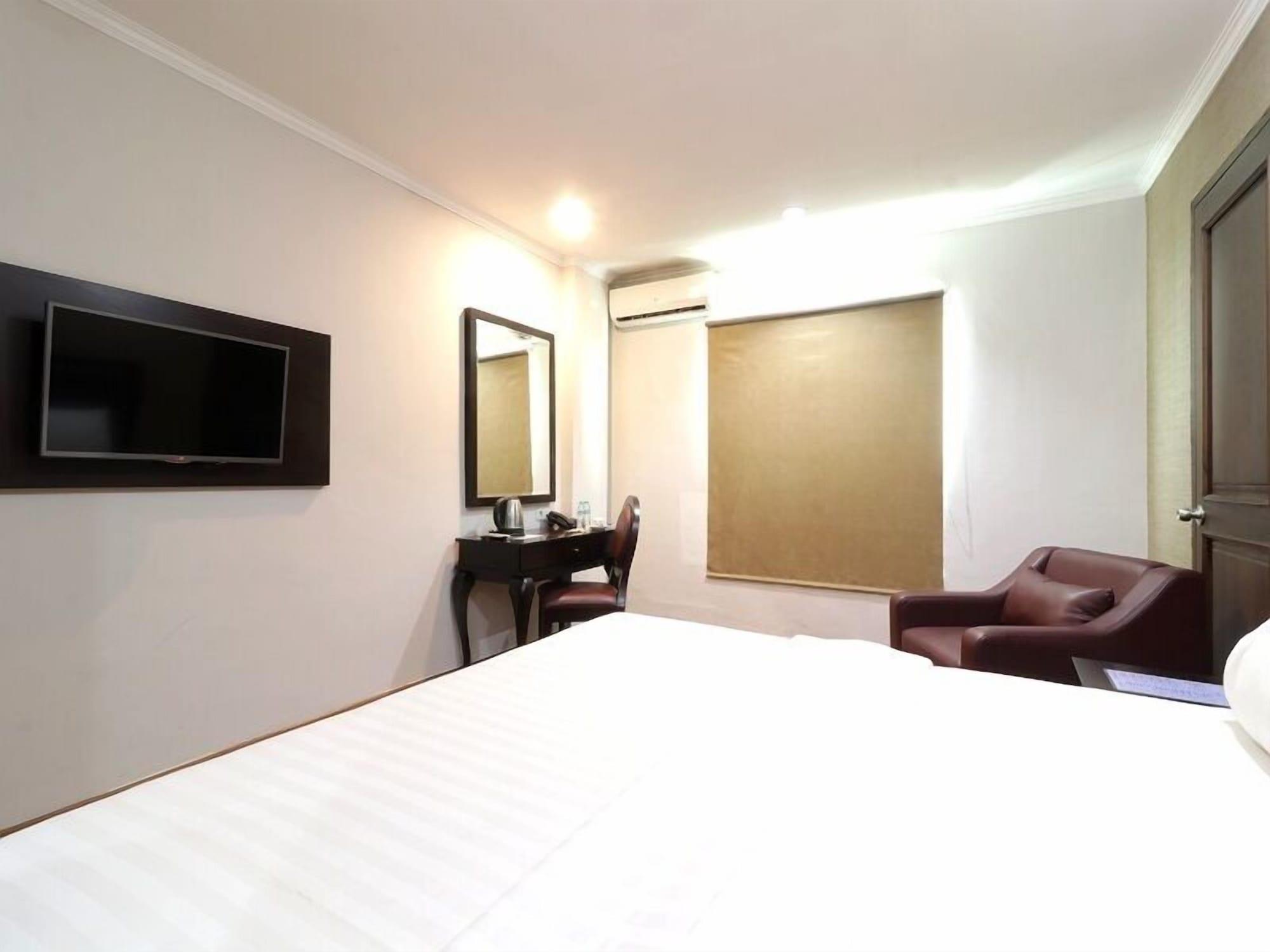 P Hotel Jakarta Buitenkant foto