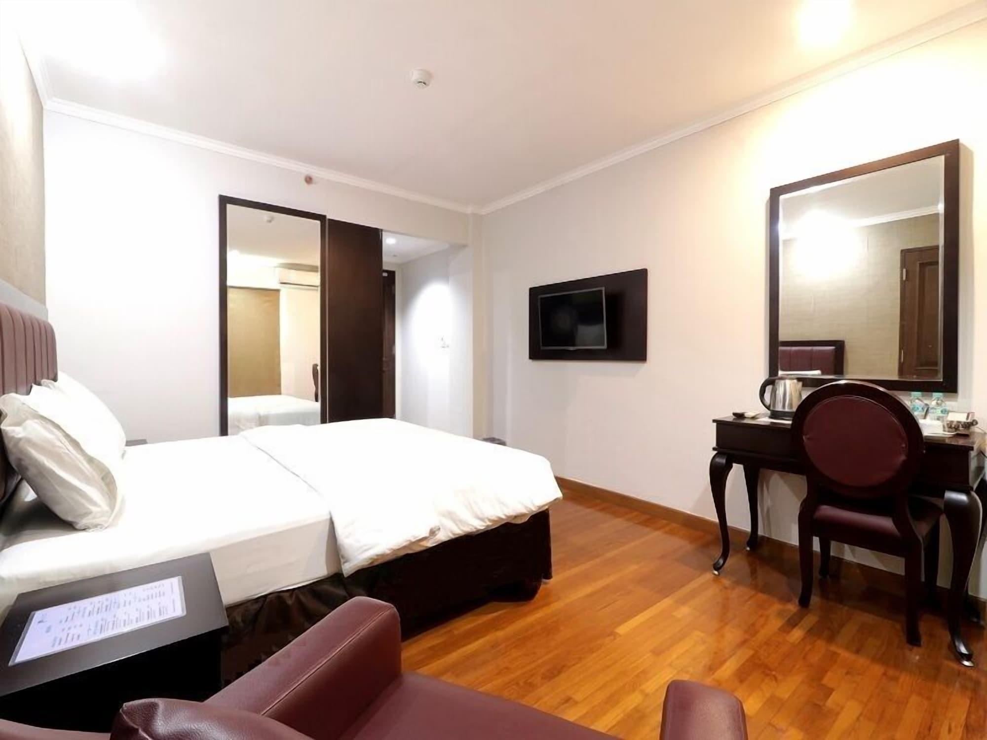 P Hotel Jakarta Buitenkant foto